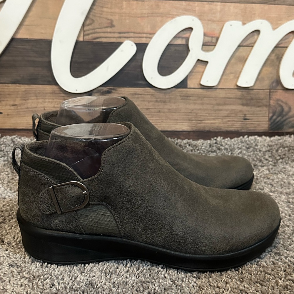 Bzees Women’s Gray Wedge Zip Booties Size 7.5